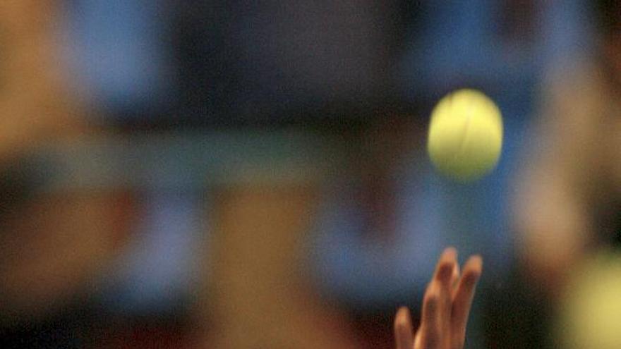 El tenista español Tommy Robredo, durante los cuartos de final del Máster Nacional de Tenis, Copa de S.M. El Rey, que se celebra en el Polideportivo Municipal de A Malata durante este fin de semana. EFE/ Cabalar