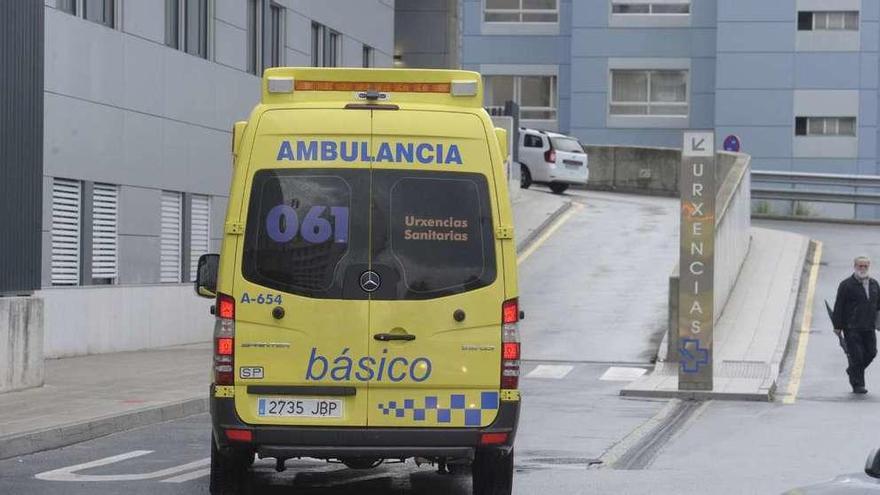 Una ambulancia en la rampa de acceso a las urgencias del Hospital Universitario de A Coruña.