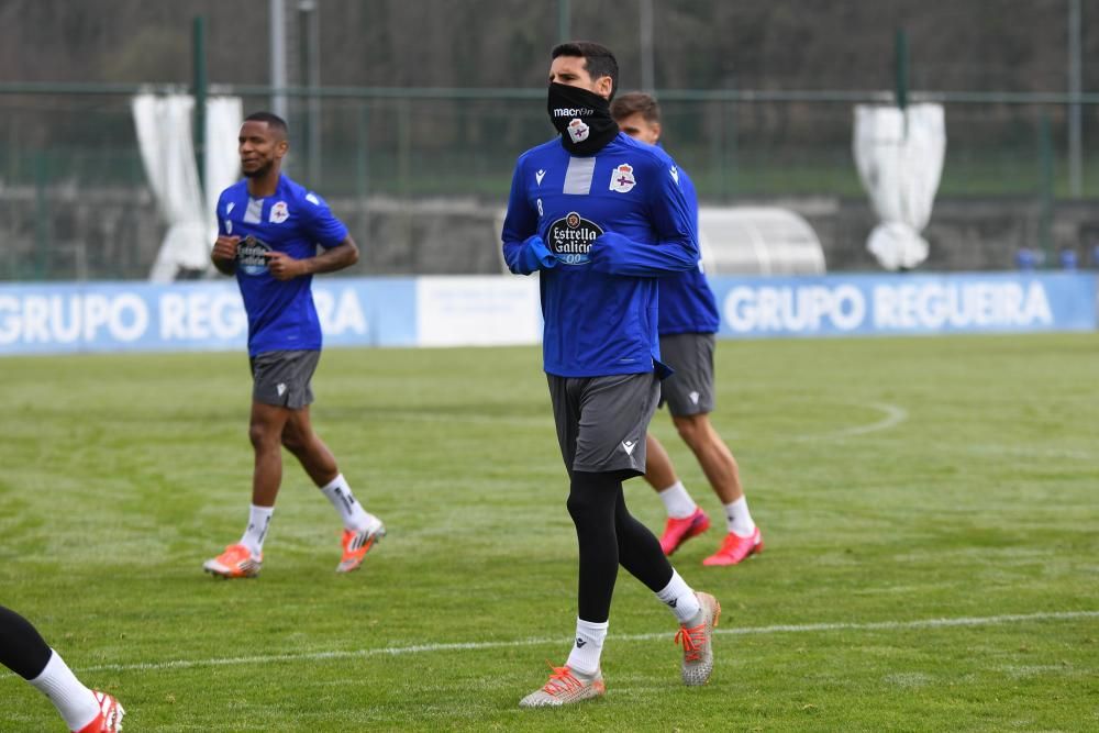 Los jugadores se ejercitan tras el partido ante el Zaragoza.