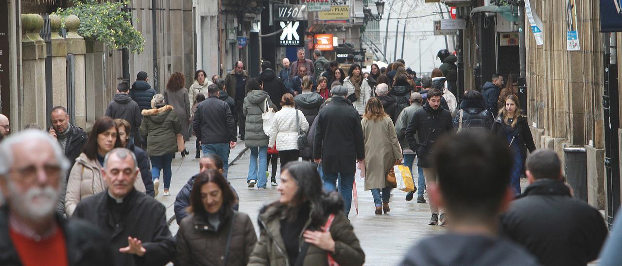 Gente paseando por una calle de Ourense
