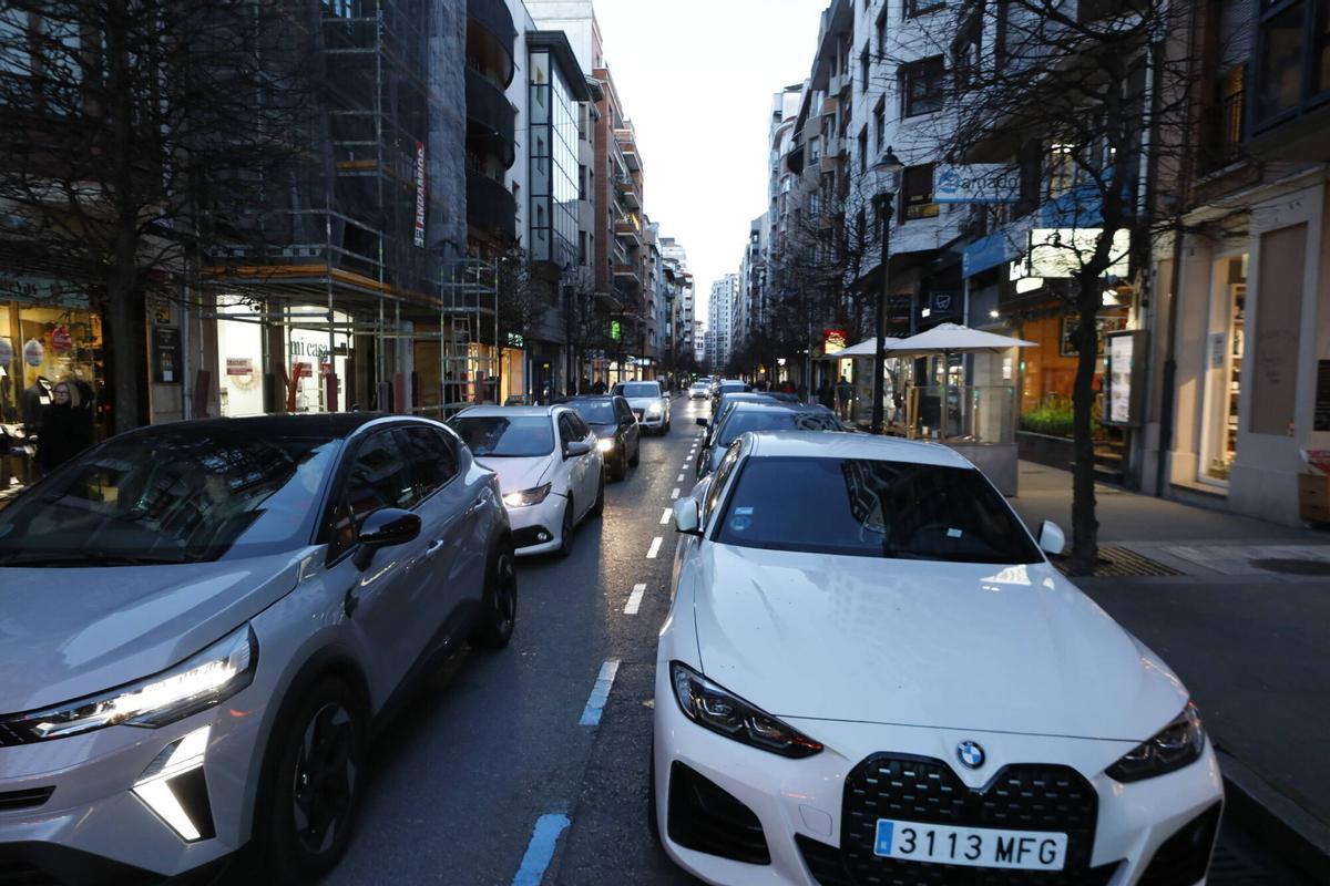 Tráfico y coches aparcados en la calle Uria de Gijón