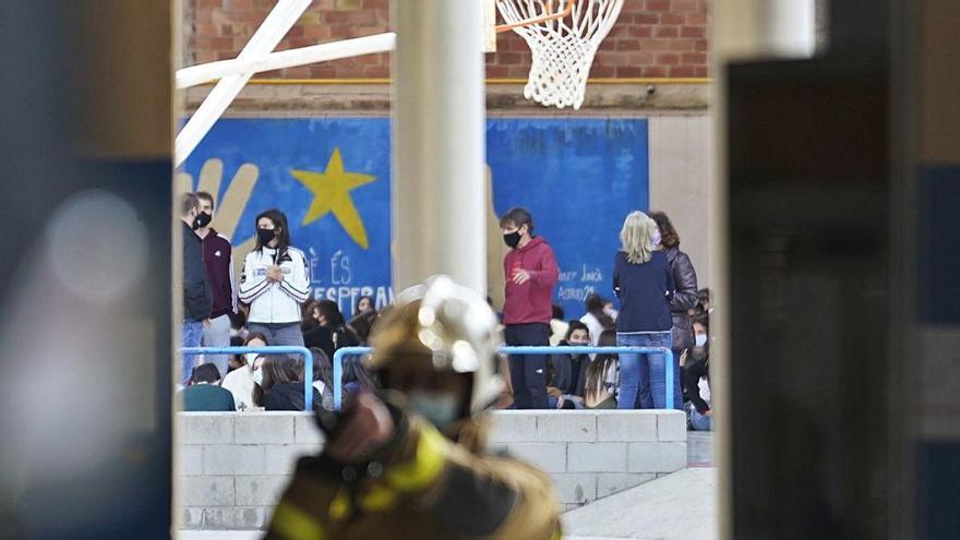 Els alumnes i el personal de la Salle evacuats al pati arran de l&#039;emergència.