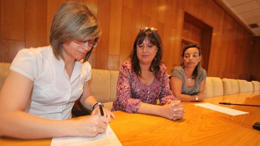 La concejal de Servicios Sociales firma el convenio con UGT en el salón de plenos.