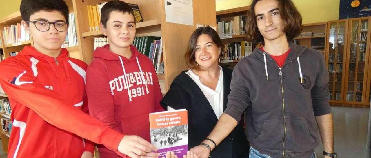 Mateo Melendreras, Ángel Obeso, Idoya Martínez y Edgar Pagnussatt con el libro, ayer.