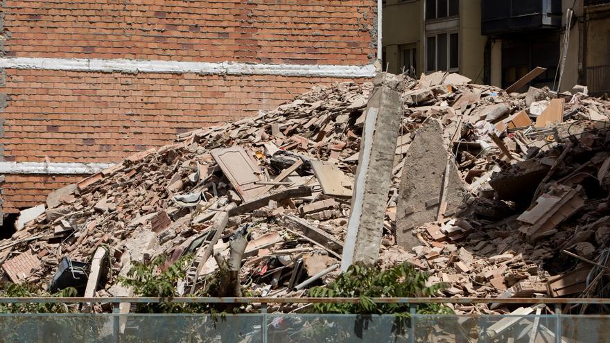 Archivo - Estado en el que quedó un edificio de cinco plantas situado en la calle San Francisco de Teruel tras derrumbarse por completo el 13 de junio de 2023 en Teruel,