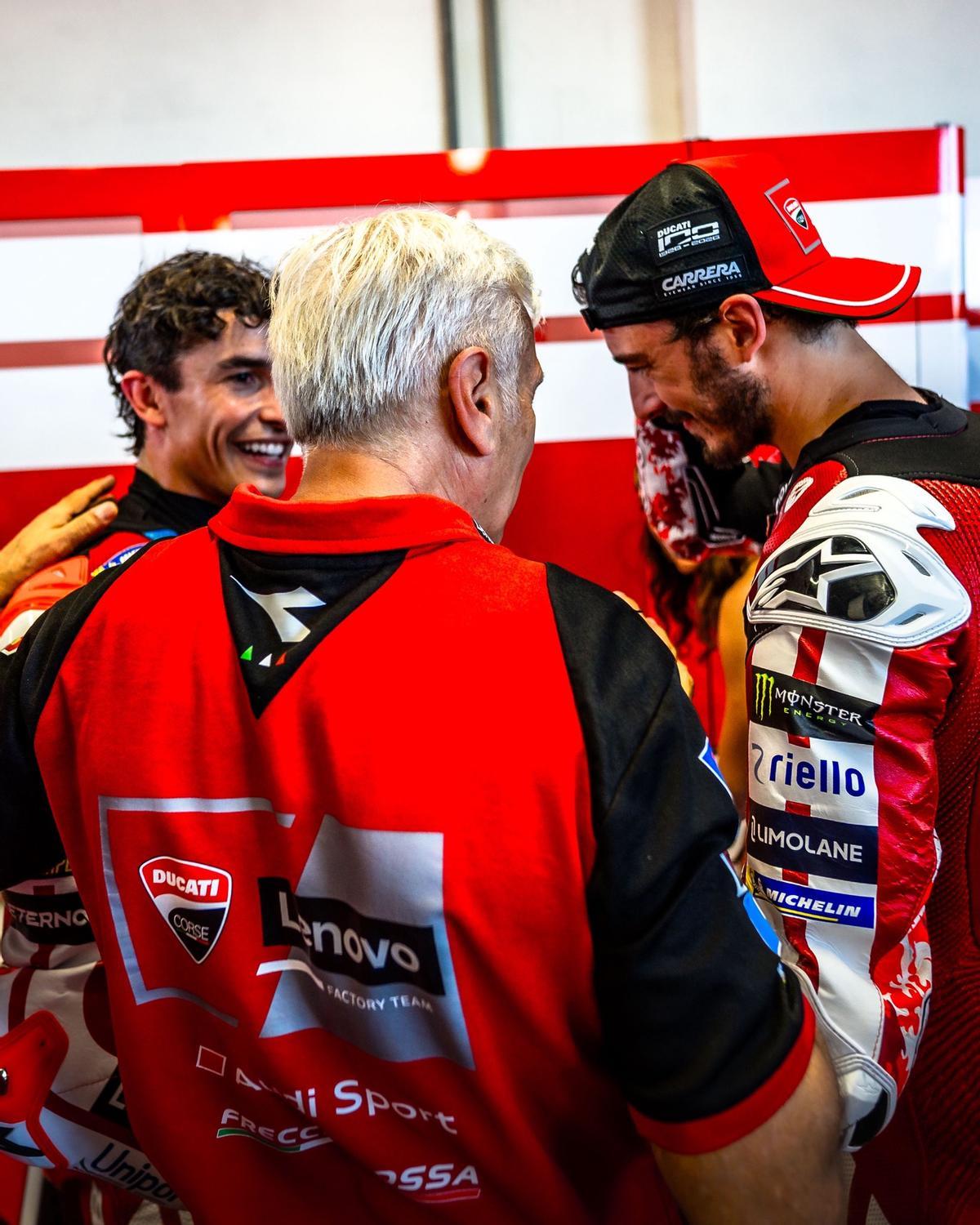 Tardozzi junto a Márquez y Bagnaia