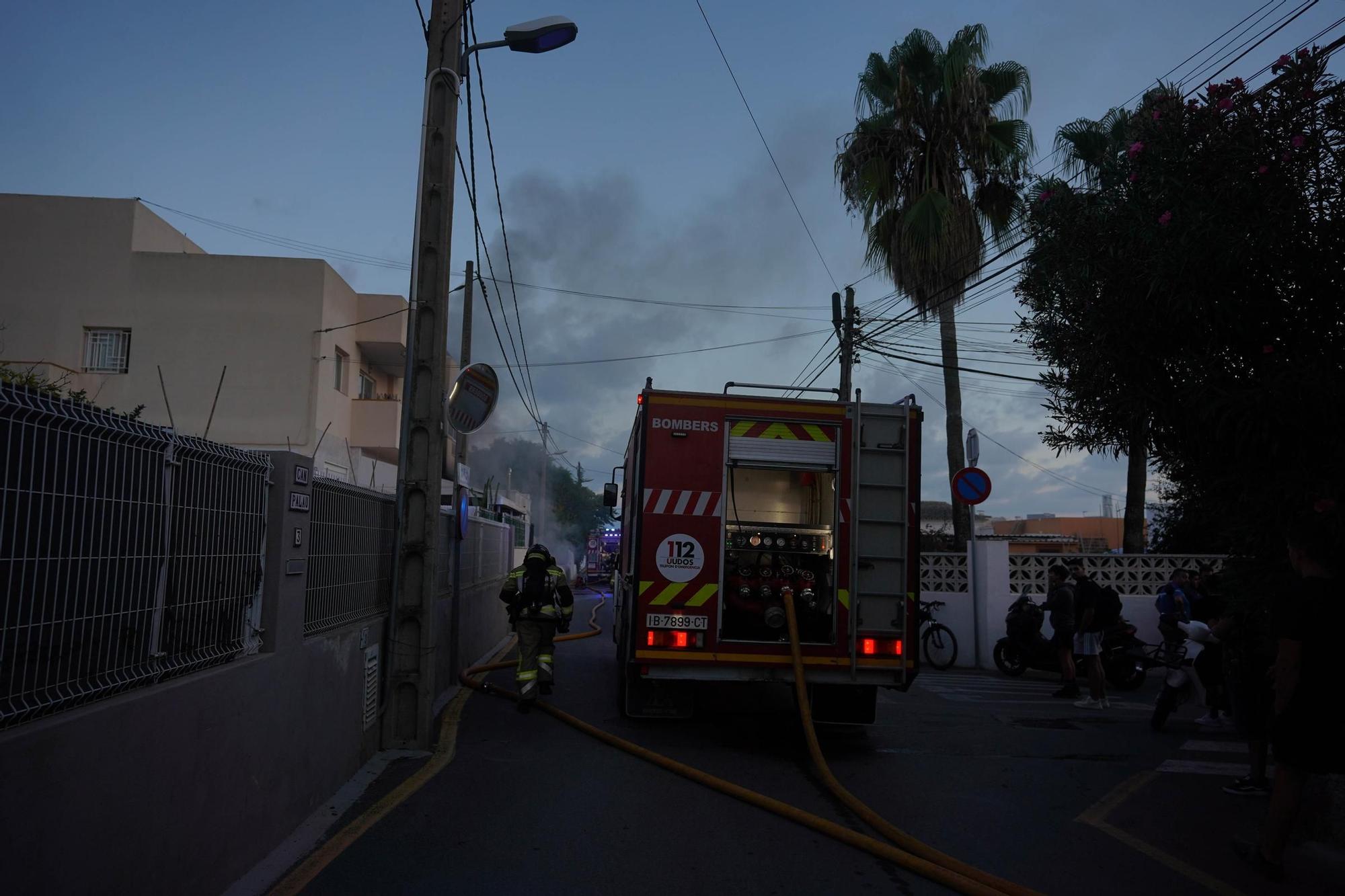 Todas las imágenes del incendio de un garaje lleno de motos en Puis d'en Valls