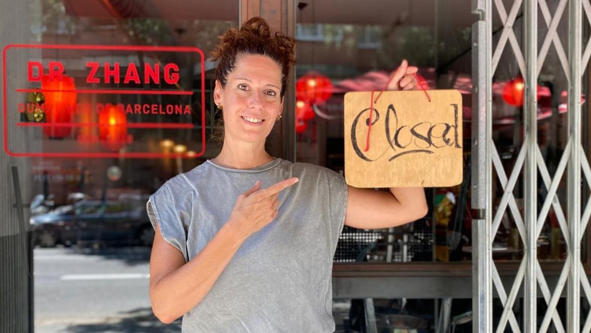 Elia Caral, en la entrada del restaurante Dr. Zhang de la calle de Sepúlveda, dos días antes de cerrar definitivamente.