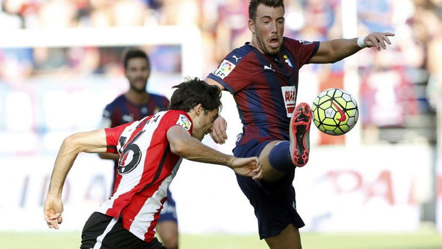 Enrich lucha un balón con Xabier Etxeita, del Athletic.