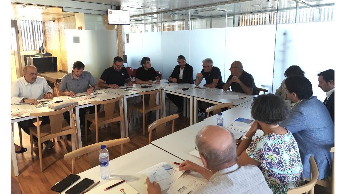 Els signants del projecte a l'aeroport de la Seu