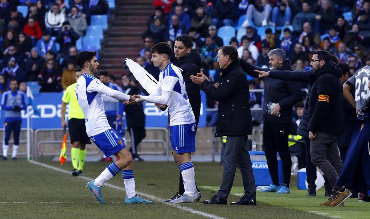 Pau Sans sustituye a Puche durante el encuentro ante el Alavés.