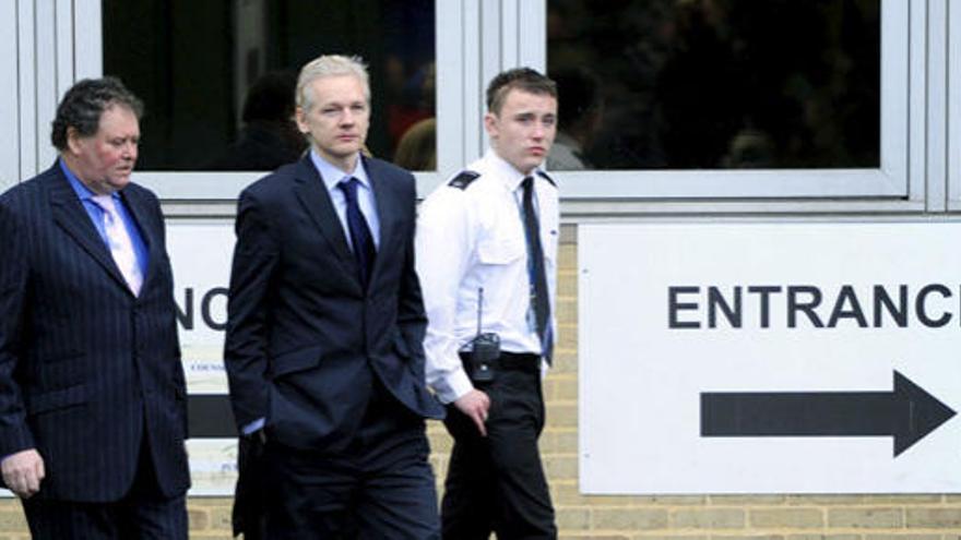 Julian Assange abanadona el tribunal de Woolwich, sureste de Londres.