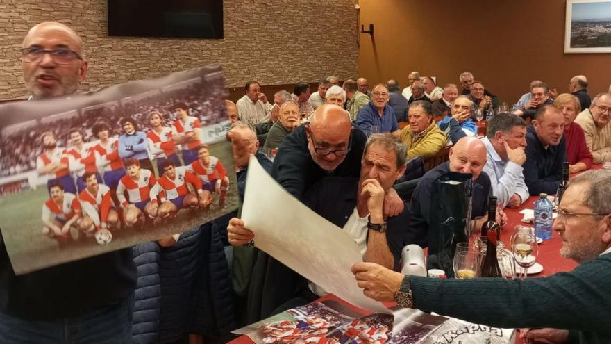 Noche de reencuentros y recuerdos en torno al Arosa | IÑAKI ABELLA