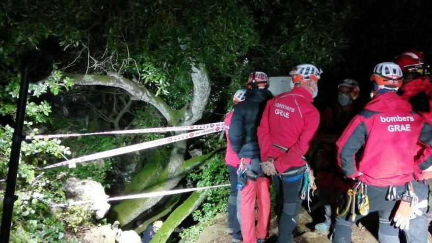 Els Bombers rescaten un espeleòleg ferit al massís del Garraf