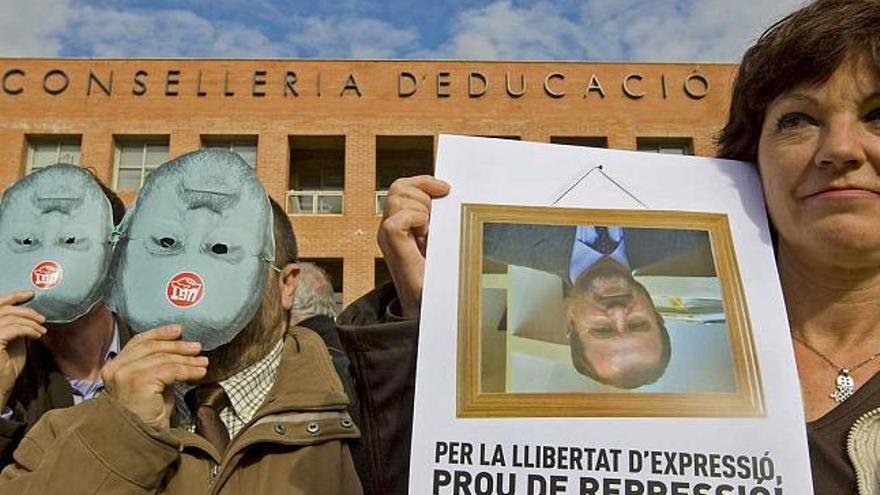 Miembros de la Plataforma por la pública protagonizaron ayer la primera protesta ante la sede de Educación en Valencia tras la sanción al director Santiago, al lado en la asamblea de su centro en horario no lectivo