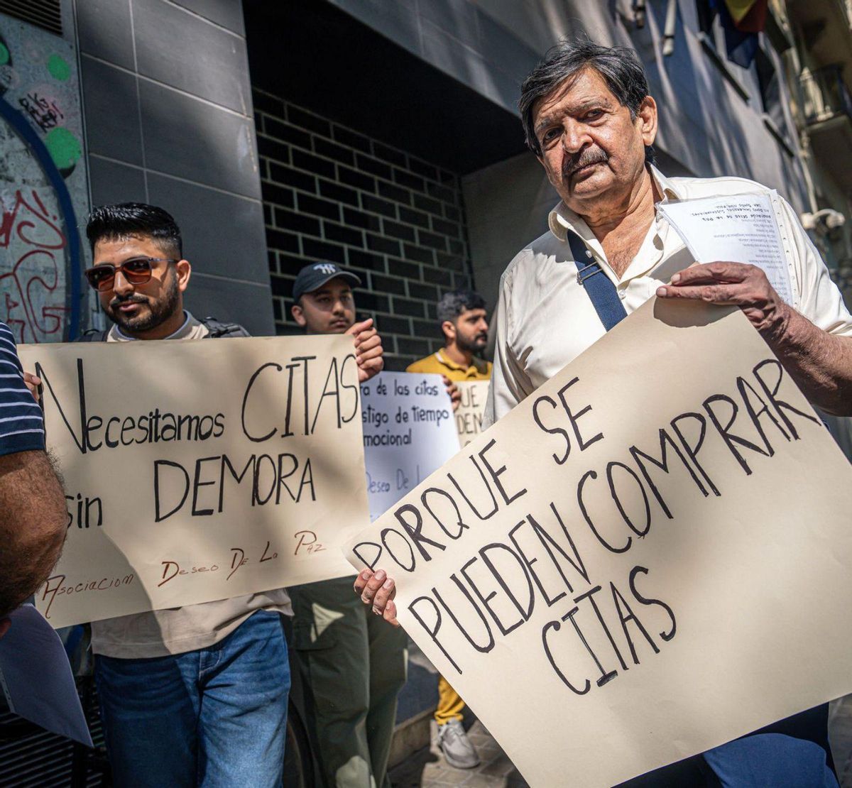 La policia investiga la revenda de cites per a tràmits d’Estrangeria a BCN La policia investiga la revenda de cites per a tràmits d’Estrangeria a BCN