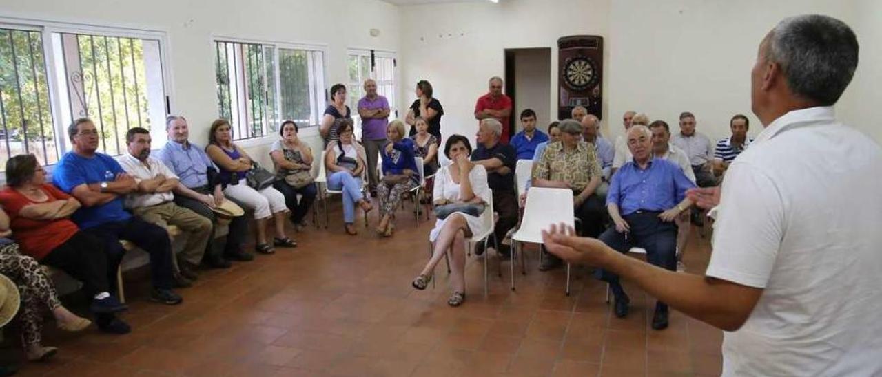 Reunión del colectivo vecinal, en julio pasado, cuando Lalín de Arriba se quedó sin cura. // Bernabé/Gutier