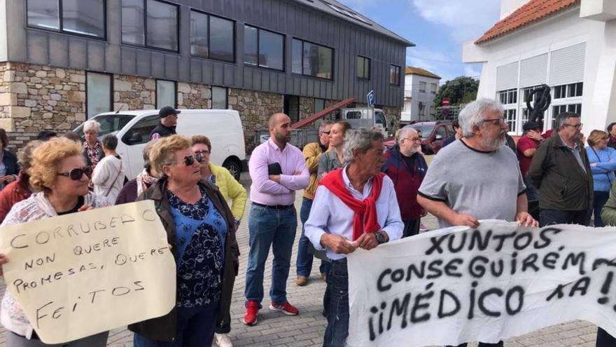 Vecinos de Corrubedo llevan seis meses manifestándose para reclamar que se cubra la plaza de médico / psoe