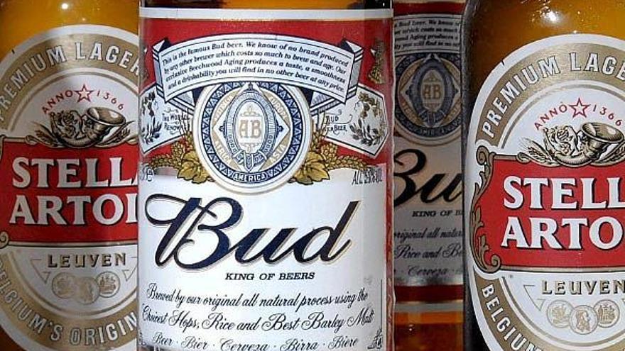 as cerveceras belga-brasileña InBev y la estadounidense Anheuser-Busch han llegado a un acuerdo para su fusión, lo que creará el mayor grupo cervecero mundial, informaron ambas empresas en un comunicado. En la imagen, botellines de cerveza Stella Artois y Budweiser