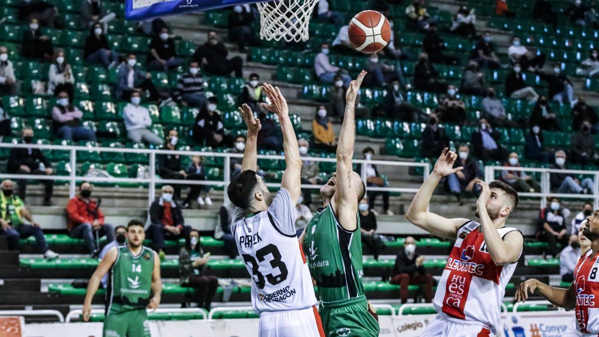 Devin Schmidt intenta anotar ante la oposición de Luis Parejo.