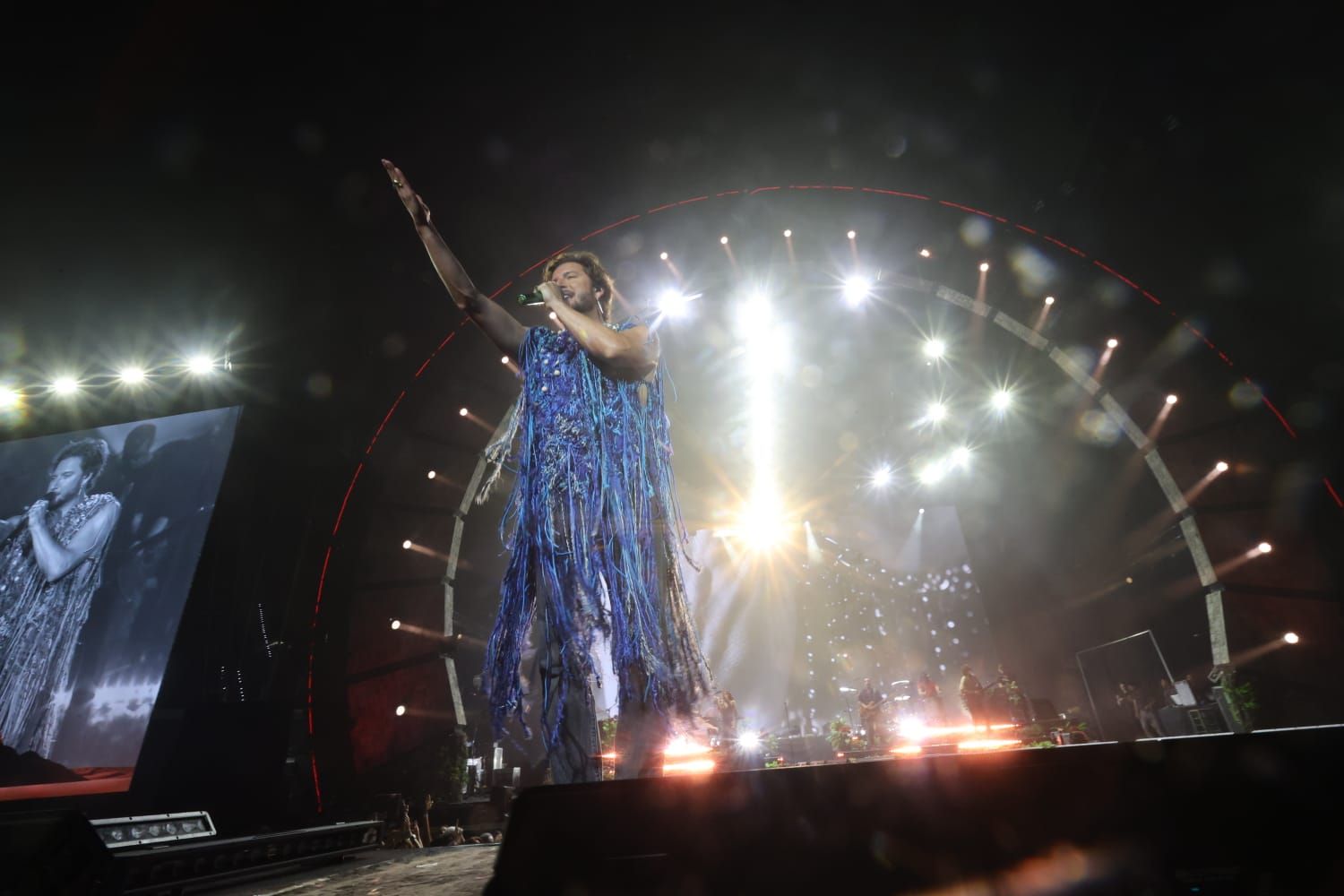 Manuel Carrasco arrebata en su concerto del Roig Arena: todas las imágenes