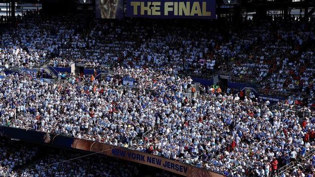 Espectadors a l’estadi de Nova Jersey durant la final del Mundial entre Espanya i Argentina. | FLORENCIA TAN / GETTY / EUROPA PRESS