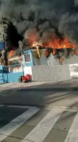 Un importante incendio calcina el restaurante ZM Isla del Ciervo en La Manga