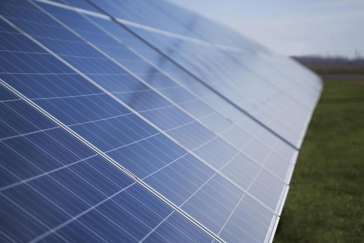 La central fotovoltaica denominada "FV VALLEDELSOL" de 32,35617 MWp, está compuesta por un campo generador de 38.808 módulos fotovoltaicos bifaciales de 725 Wp de ganancia máxima.