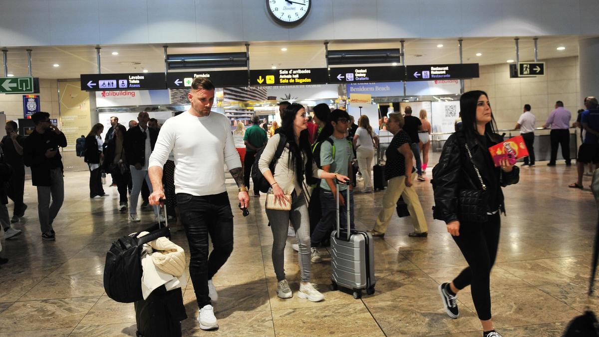 Varios turistas en el aeropuerto a su llegada a Alicante.