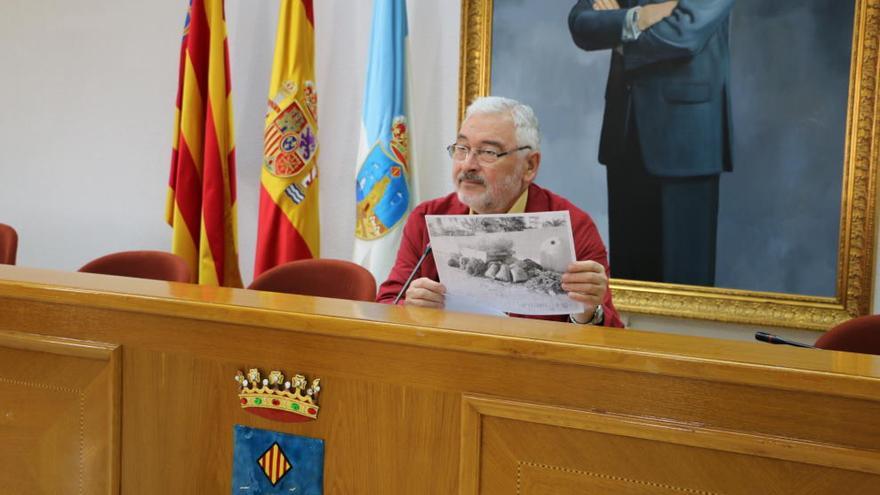 Rueda de prensa del alcalde este lunes en la que ha mostrado una imagen del informe de Acciona