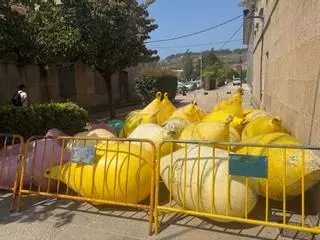 Llegan las boyas para balizar las playas de Cangas