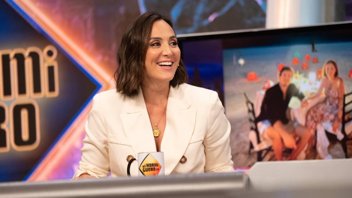 Tamara Falcó con blazer blanca en El Hormiguero