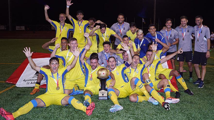 La alegría de los jugadores de Las Palmas con el trofeo de campeón.