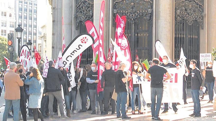 Protesta frente a la sede de Caixabank, ayer.