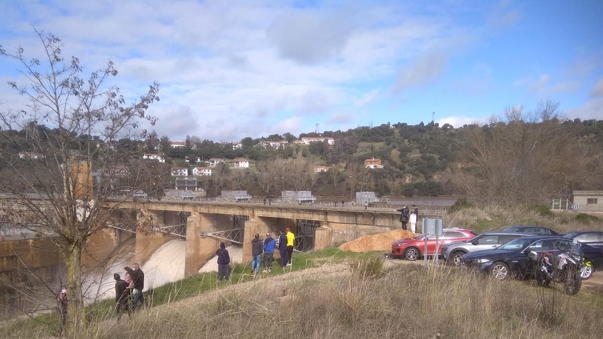 Numerosos curiosos en el desembalse de Villalcampo