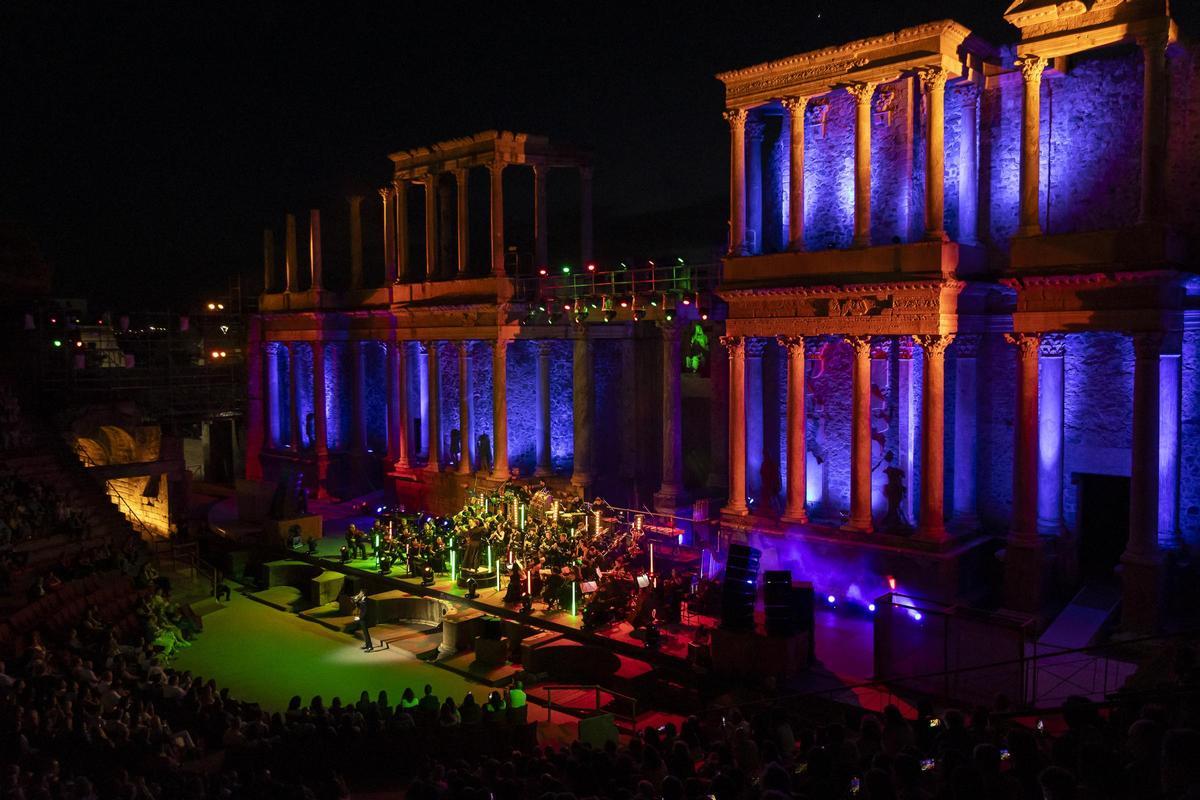 El Teatro Romano de Mérida acogió anoche el arranque del Stone &amp; Music Festival con la Film Symphony Orchestra.