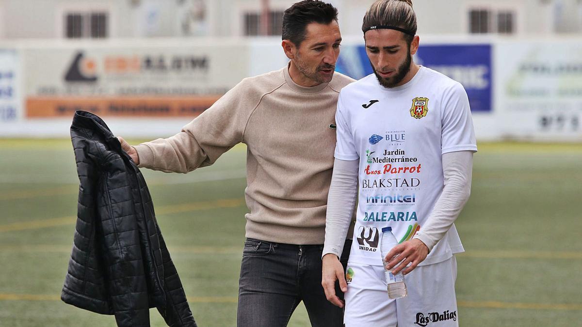 Raúl Casañ, entrenador de la Peña Deportiva, dialoga con el lateral Fernando Andrada, tras la victoria lograda ante el Hércules.