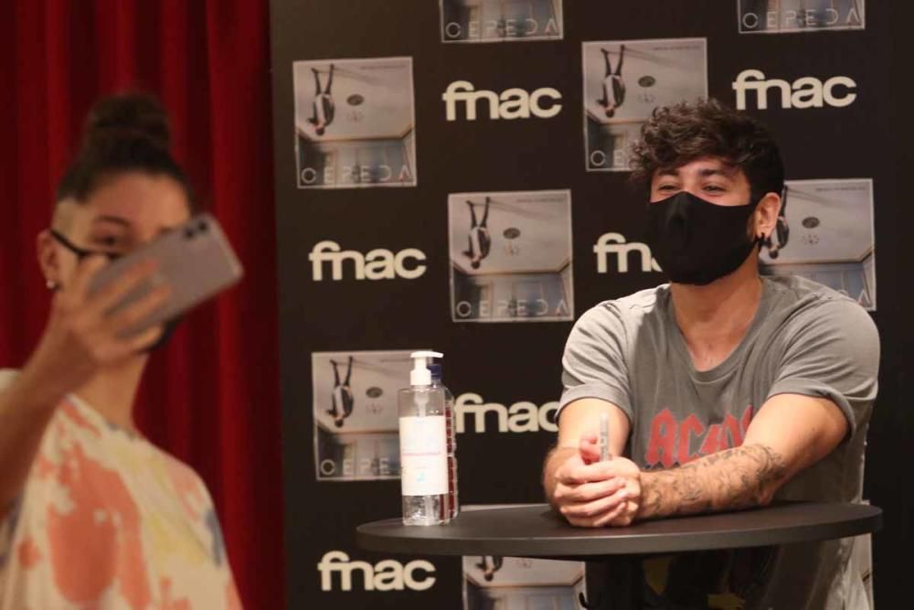 Cepeda firma su último disco 'Con los pies en el suelo' en FNAC