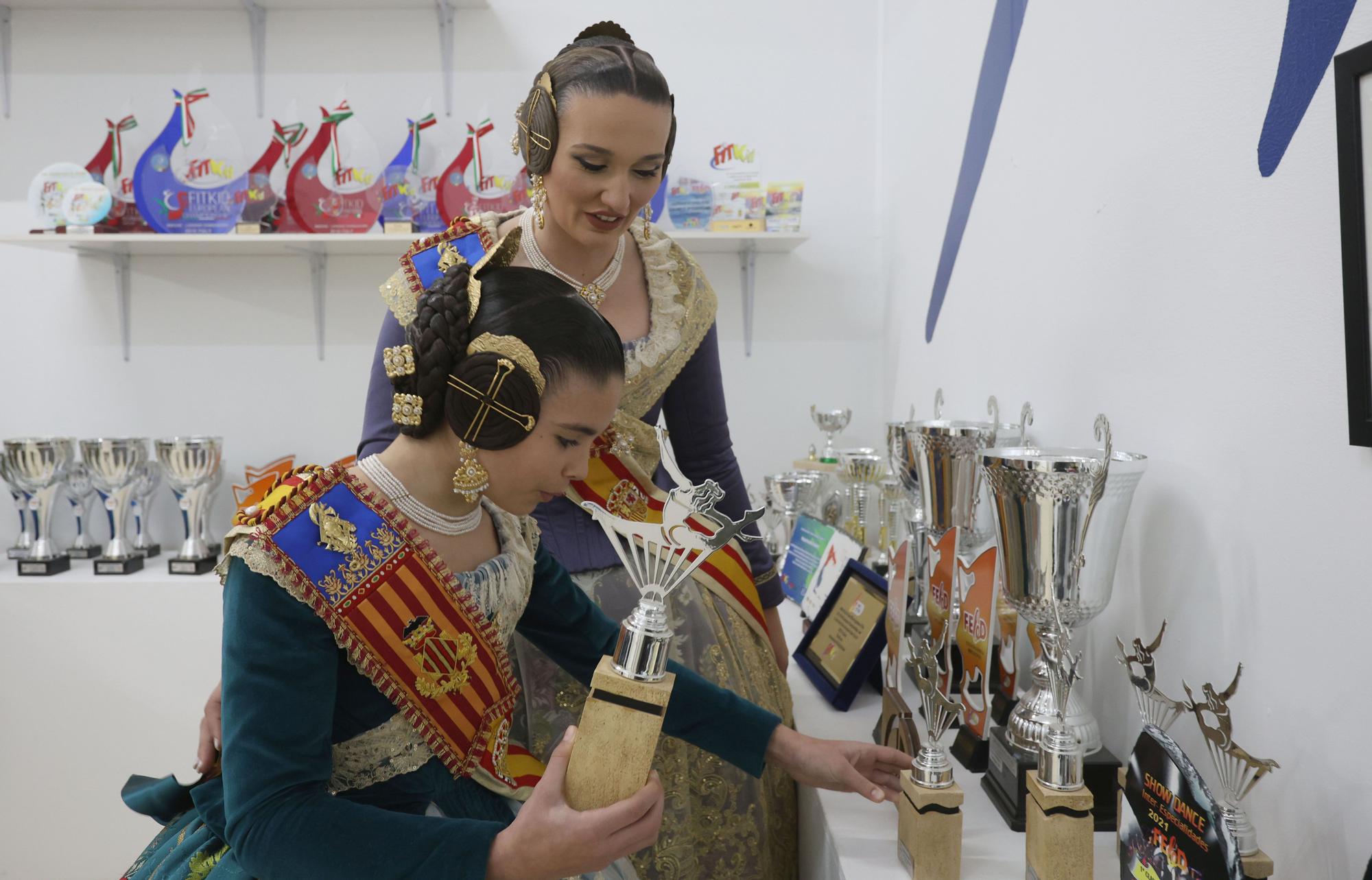 Paula le muestra a Laura el trofeo que ganó en una de sus competiciones.