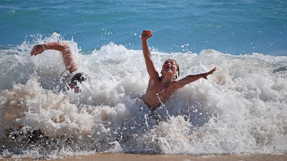 Es fácil que entre agua en los oídos durante el baño, pero lo importante es que salga