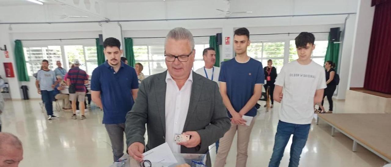 Uno de los casos que está resultando más difícil de resolver es el de Puente Genil. En la foto, el candidato socialista, Esteban Morales, votando el 28M.