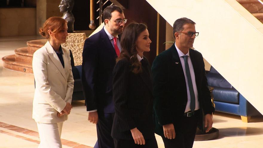 Cercana y con un elegante traje gris: la Reina Letizia vuelve a Oviedo para presidir el acto oficial del día mundial de las personas con Enfermedades Raras