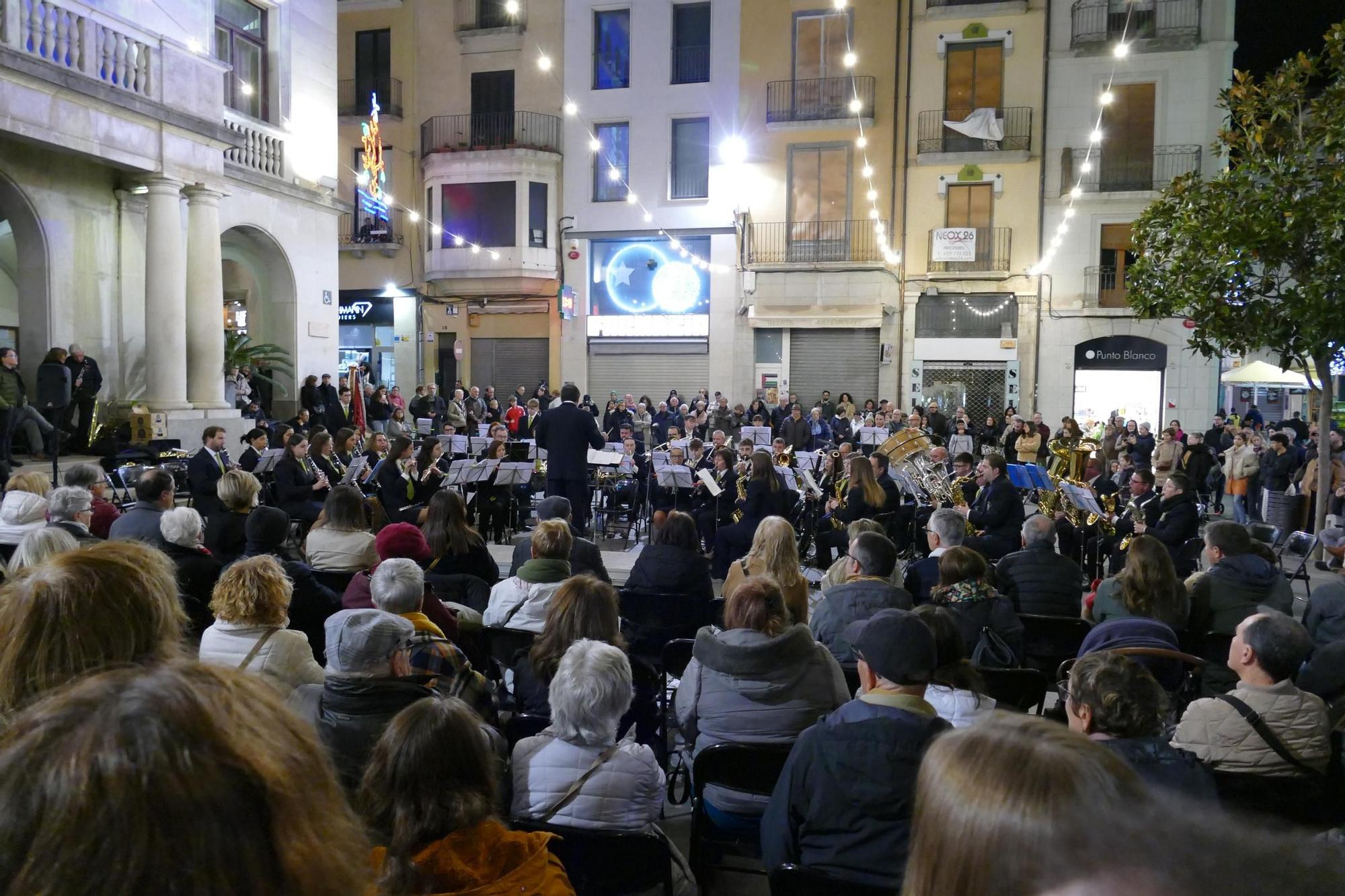 Una setantena de músics omplen la plaça de l'Ajuntament de Figueres