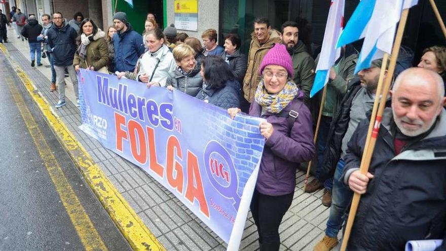 La concentración de delegados de CIG ante la sede del INSS en Vilagarcía. // Iñaki Abella