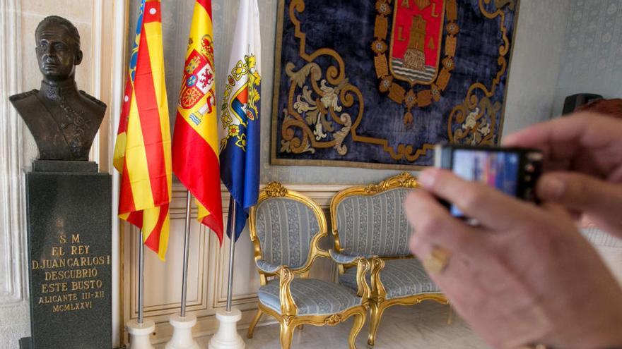 Busto de Juan Carlos I en el salón azul del Ayuntamiento.