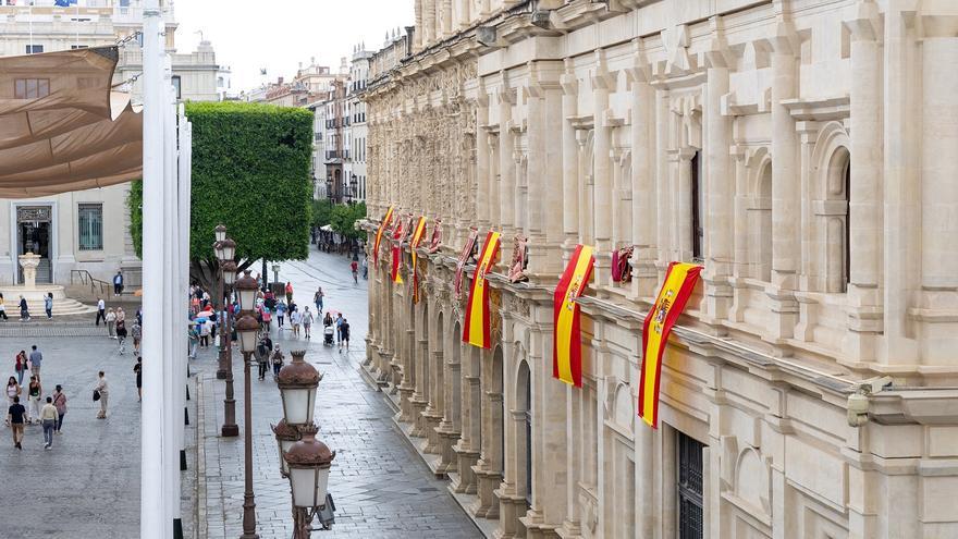 El Ayuntamiento de Sevilla engalana su fachada para celebrar los diez años de la proclamación del Rey Felipe VI.