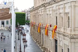 El Ayuntamiento engalana su fachada para celebrar los diez años de la proclamación de Felipe VI