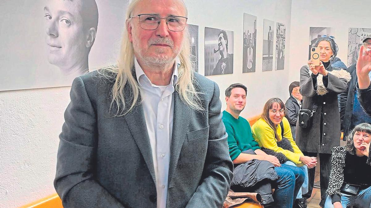 L’artista Joan Casellas al final de la performance a la Fundació Miró recordant una acció d’Eugénie Kuffler.