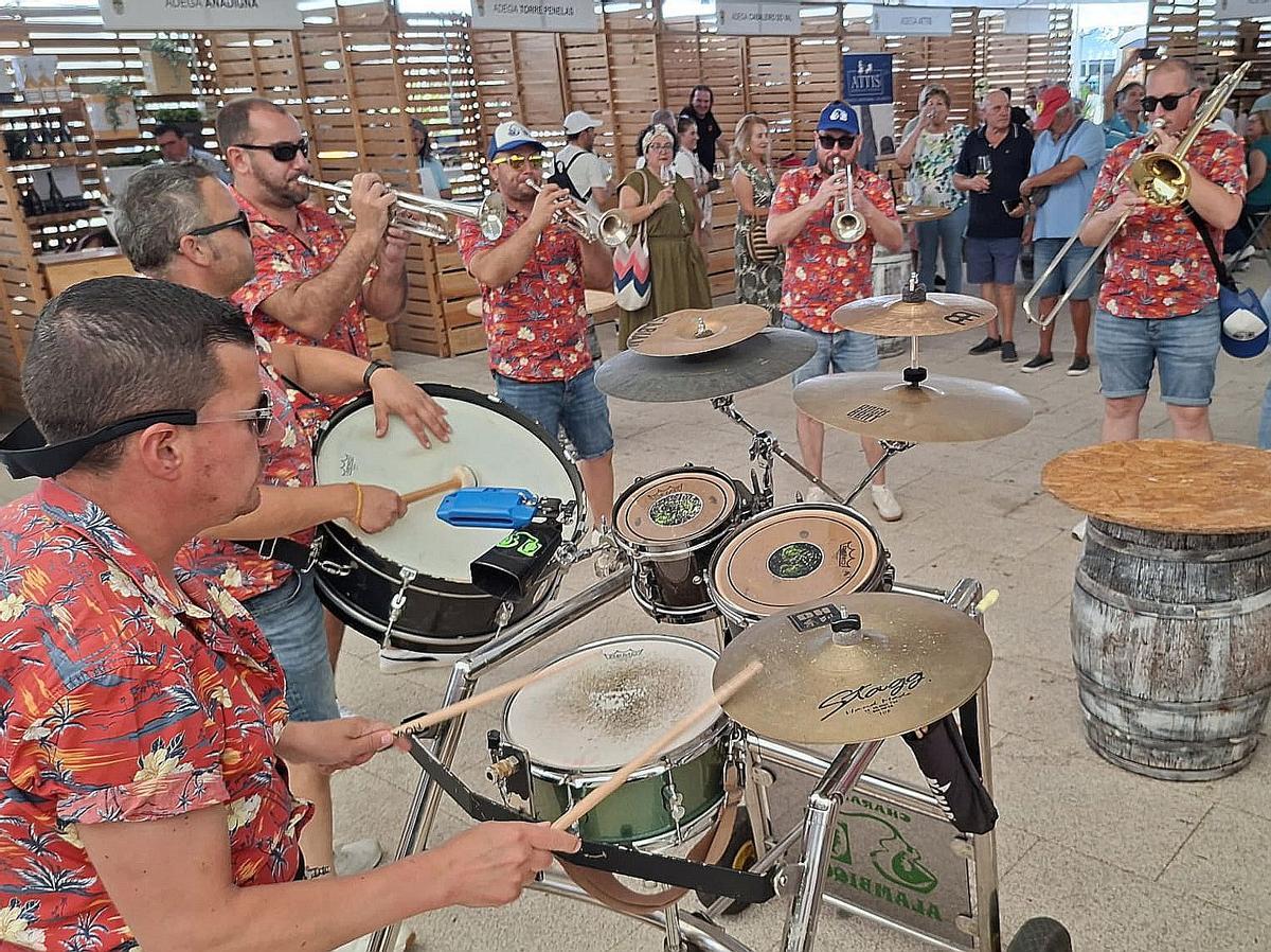 La charanga Alambique animó la fiesta con su música.