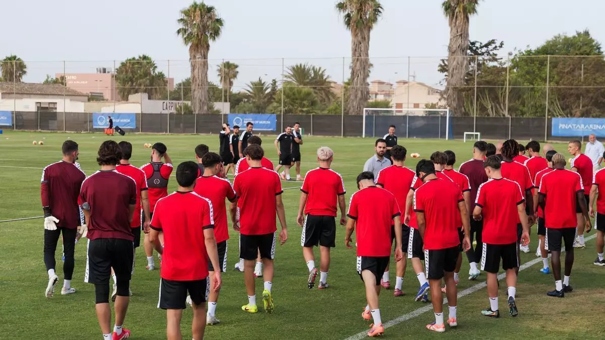 Caras nuevas, caras conocidas y nuevas expectativas en el Real Murcia